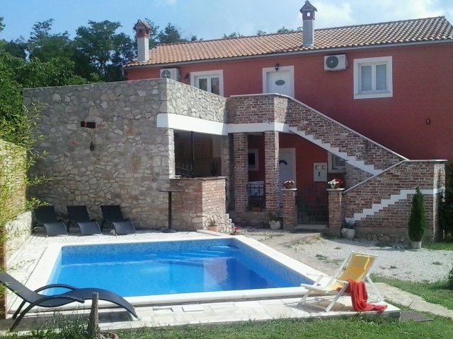 Krásný stylový dům s bazénem ve východní Istrie (7 + 2)